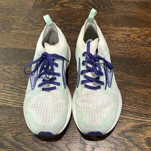 Brooks levitate tennis shoes